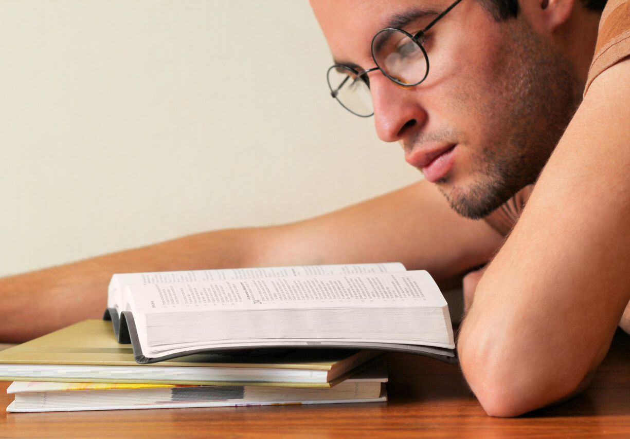 A man closely reading his Bible to learn the meaning of "covenant eyes."