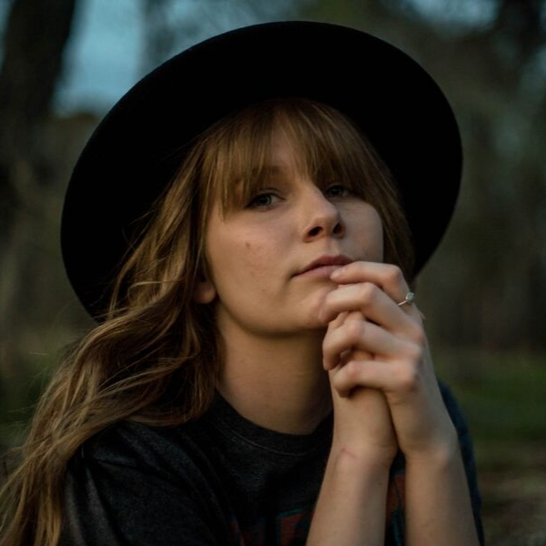 girl with hat and folded hands