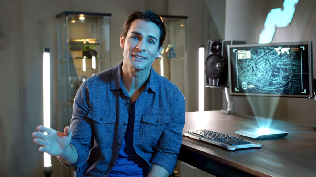 Colossal man in front of a computer