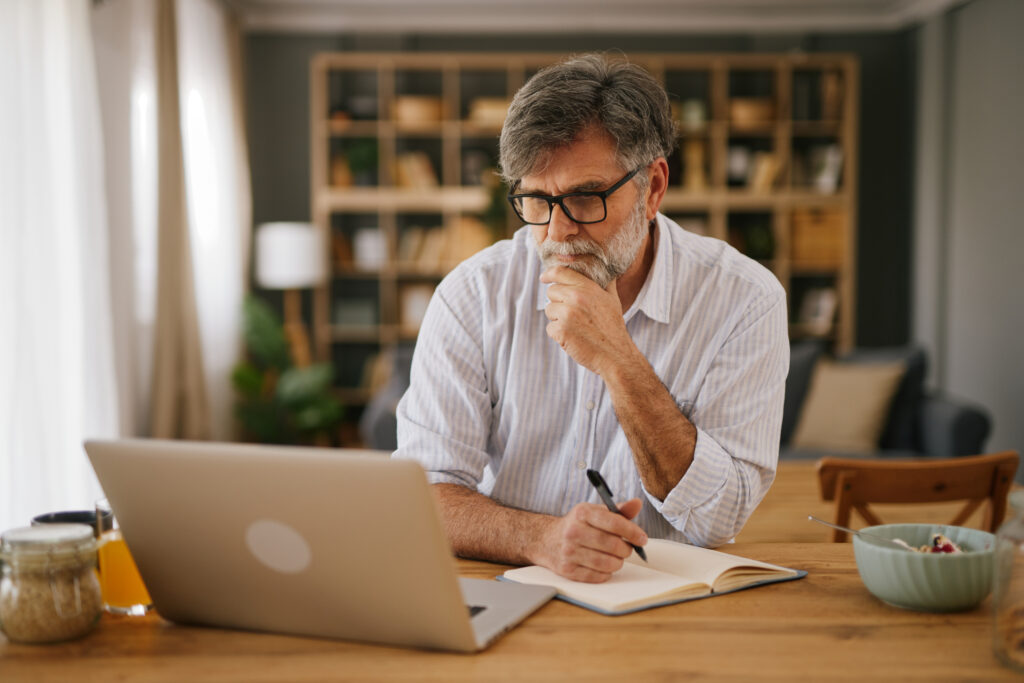 A man starts his morning reading an email challenge from Covenant Eyes.